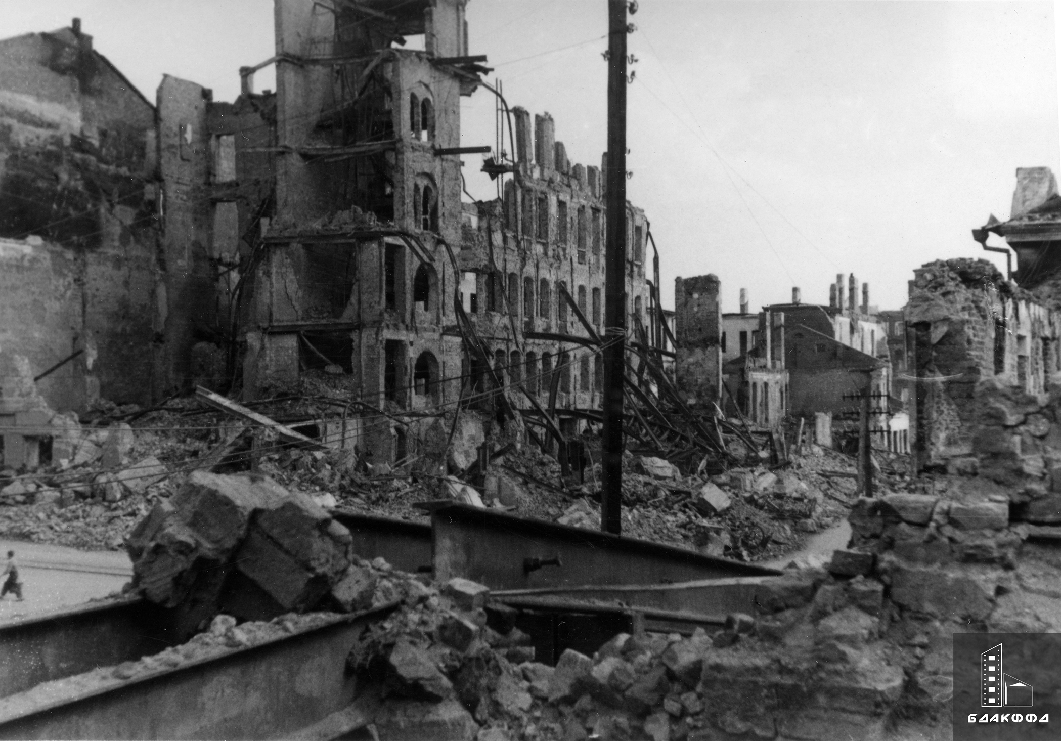 Вид на разрушенное здание гостиницы «Европа» в оккупированном немецкими войсками г. Минске-стр. 0